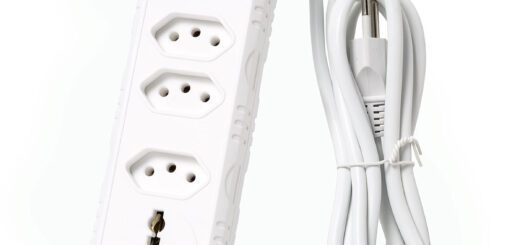 Regua de energia com 3 tomadas universais, botão liga/desliga e 1 tomada universal