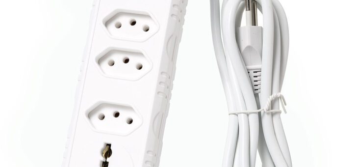 Regua de energia com 3 tomadas universais, botão liga/desliga e 1 tomada universal